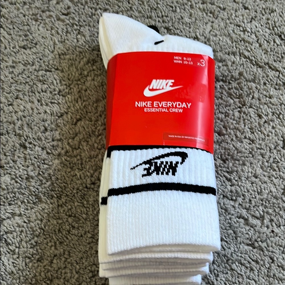 Nike White Athletic Crew Socks with Ribbed Detailing